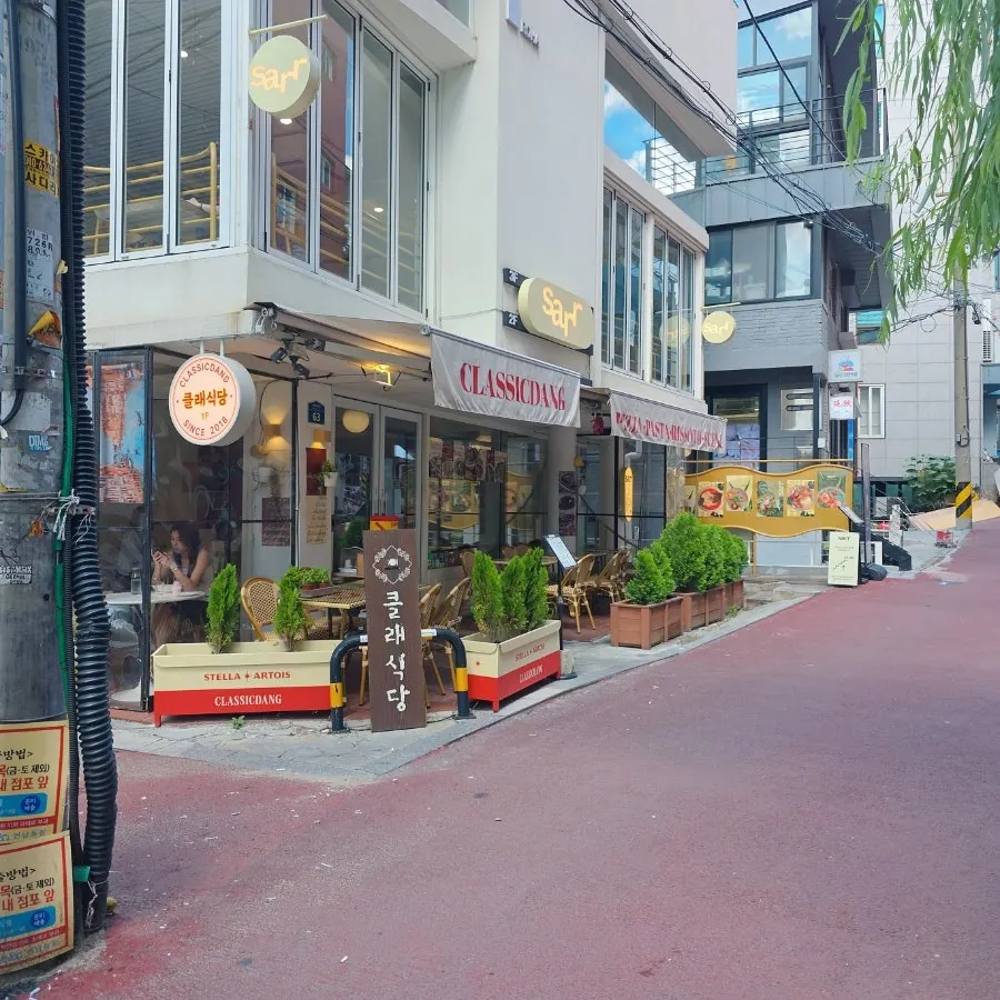 Classicdang space like a little European restaurant
