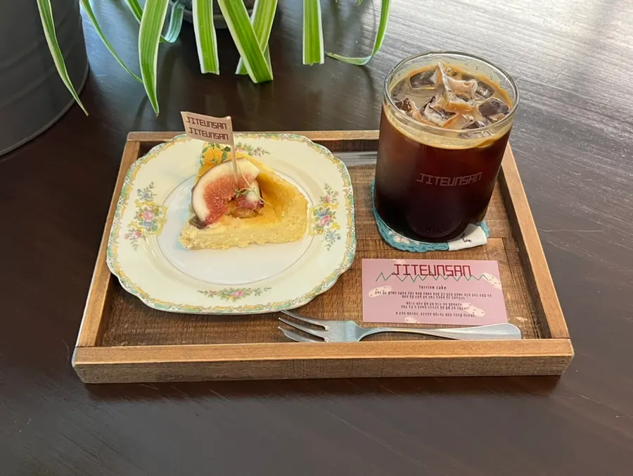 Visit to Jitheunsan dessert café in Yeonnam-dong