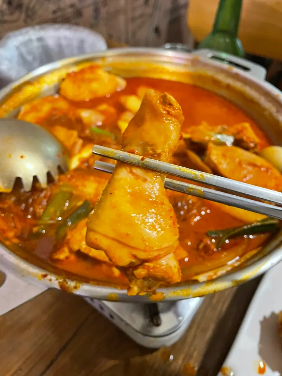Glass noodles soaked in dakdoritang broth