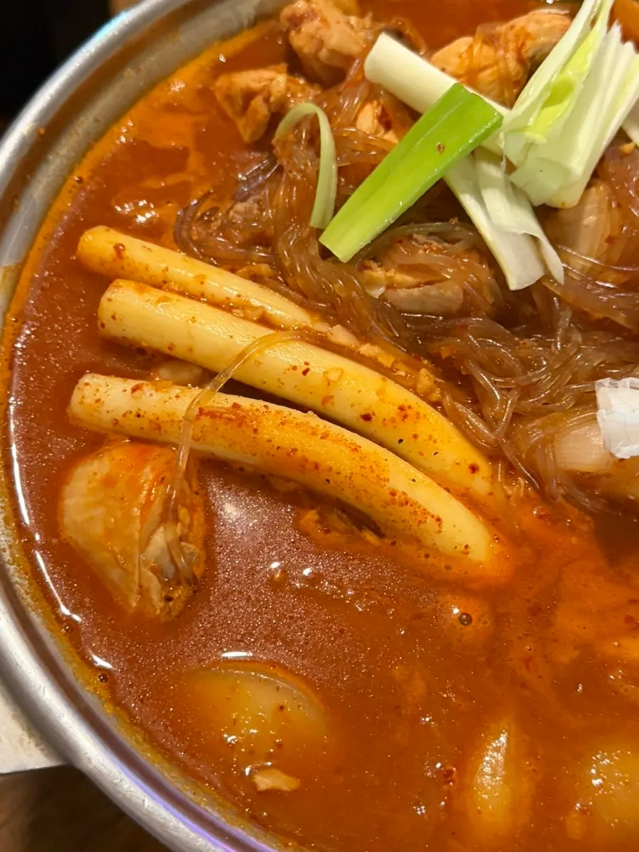 Generous pot of dakdoritang
