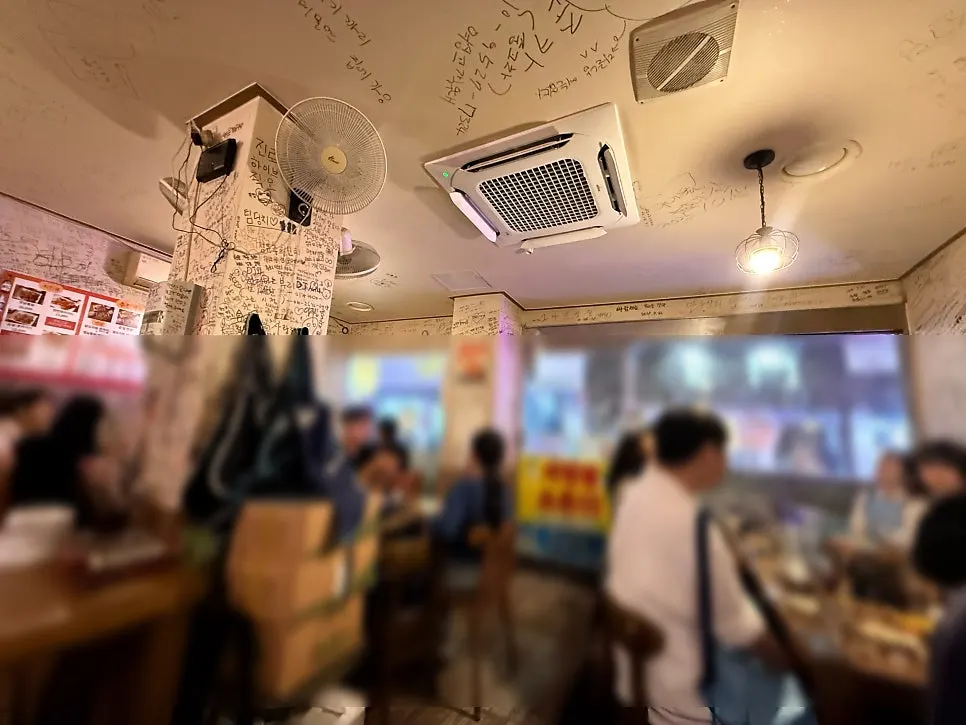 Atmosphere inside the Yeonsan-dong pub Yetnal Tongdak & Tang
