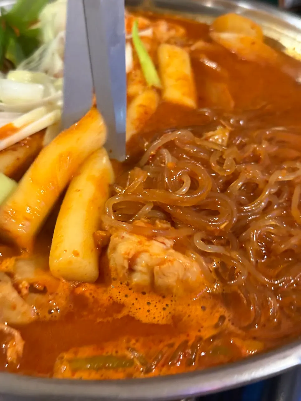 Wheat rice cakes and glass noodles in the chicken stew