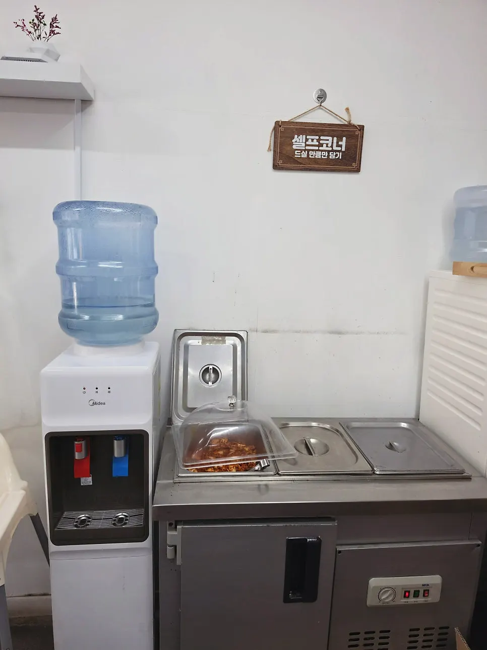 신선면가 매장 내부 테이블