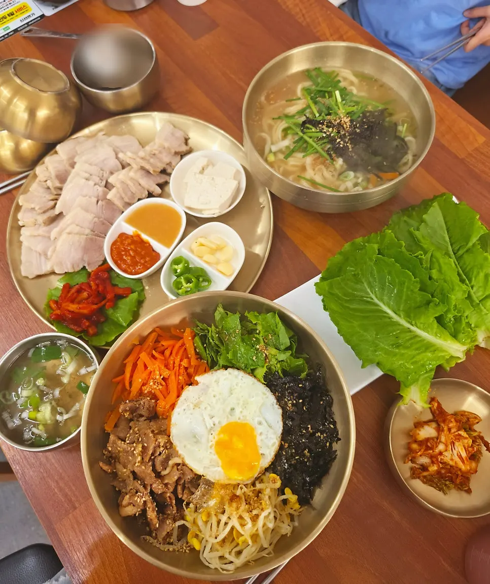 놋그릇에 차려진 신선면가 한 상