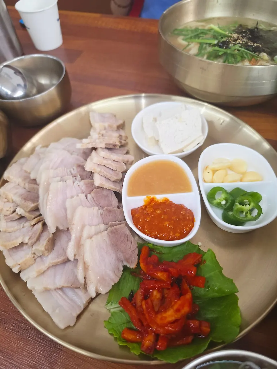 놋쟁반에 담긴 보쌈 소자 2인분