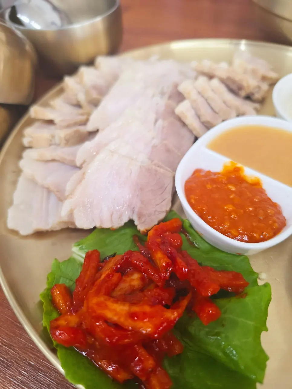 보쌈과 함께 나온 두부, 겉절이 김치