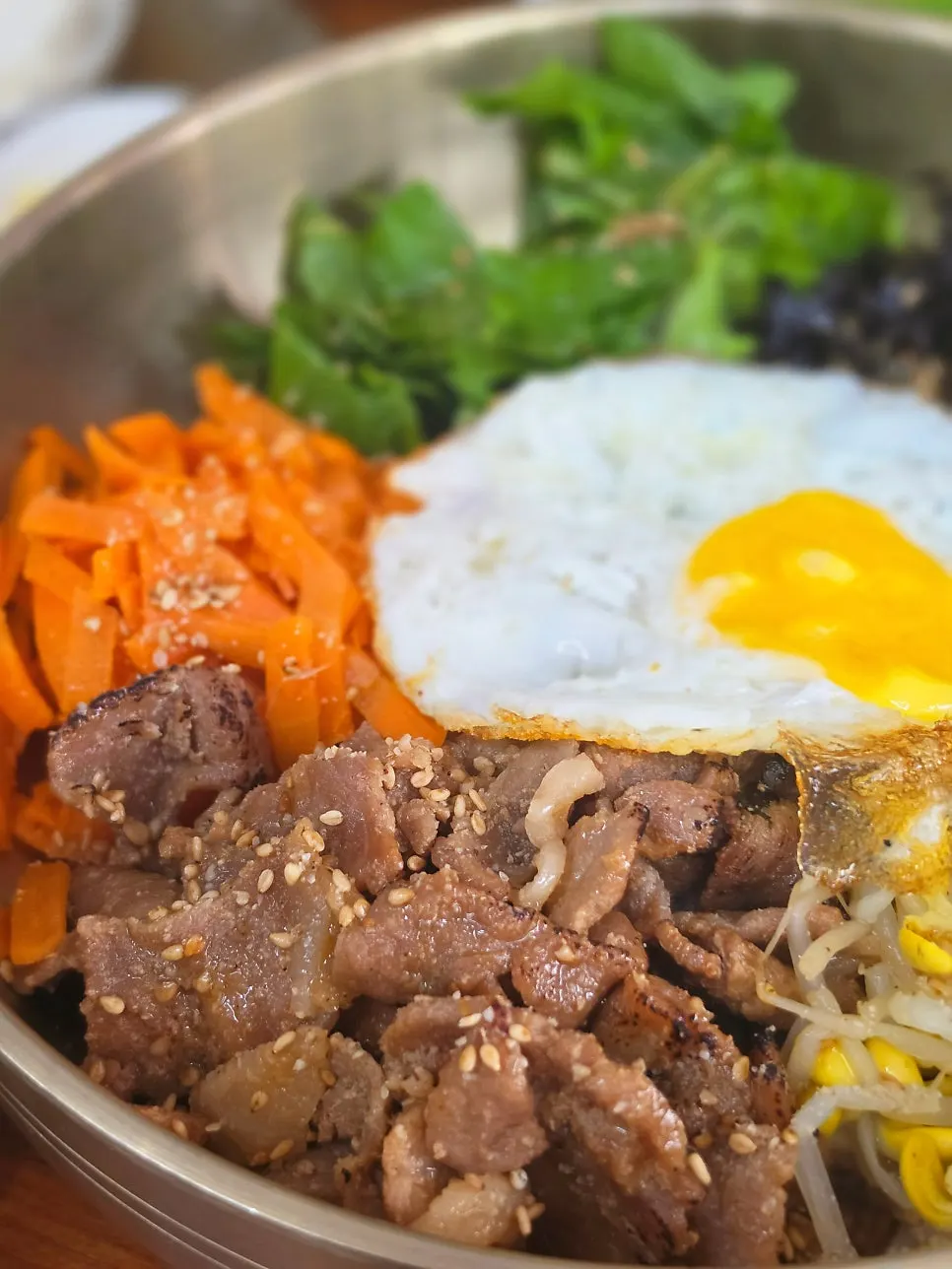 놋대접에 담긴 불고기비빔밥