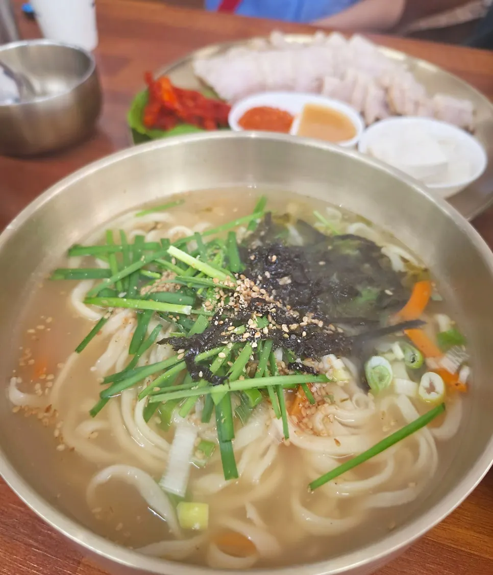 자가제면 멸치칼국수와 덜어 먹을 그릇