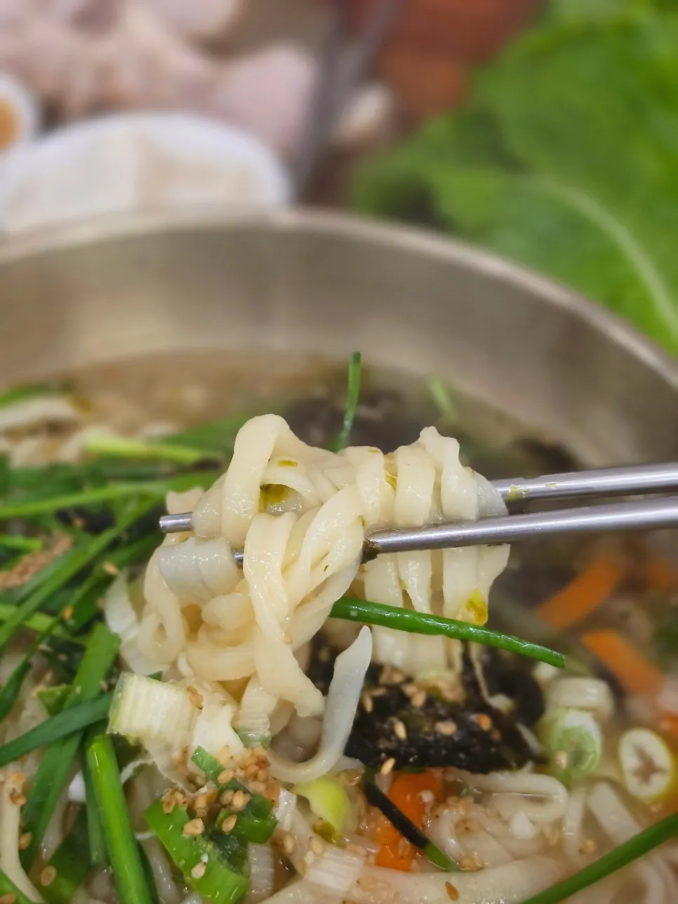 들어 올린 자가제면 칼국수 면발