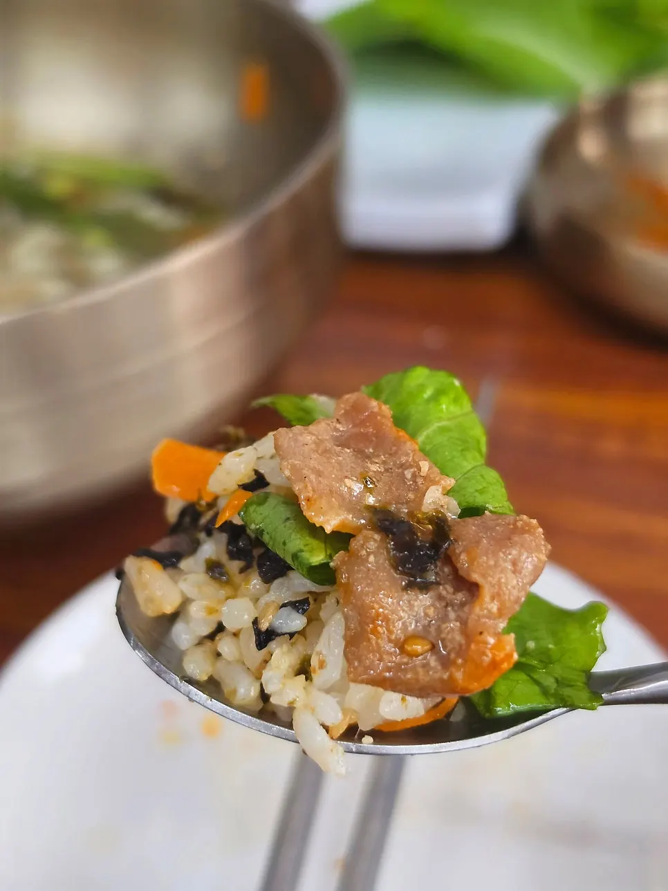 칼국수에 겉절이 김치와 무말랭이를 얹은 모습