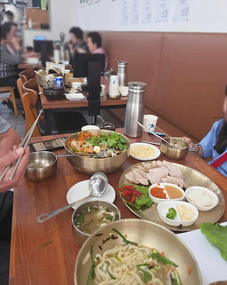 보쌈 비빔밥 칼국수가 함께 차려진 상
