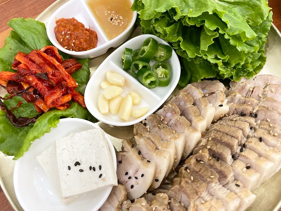 Close-up of bossam pork and wrap vegetables