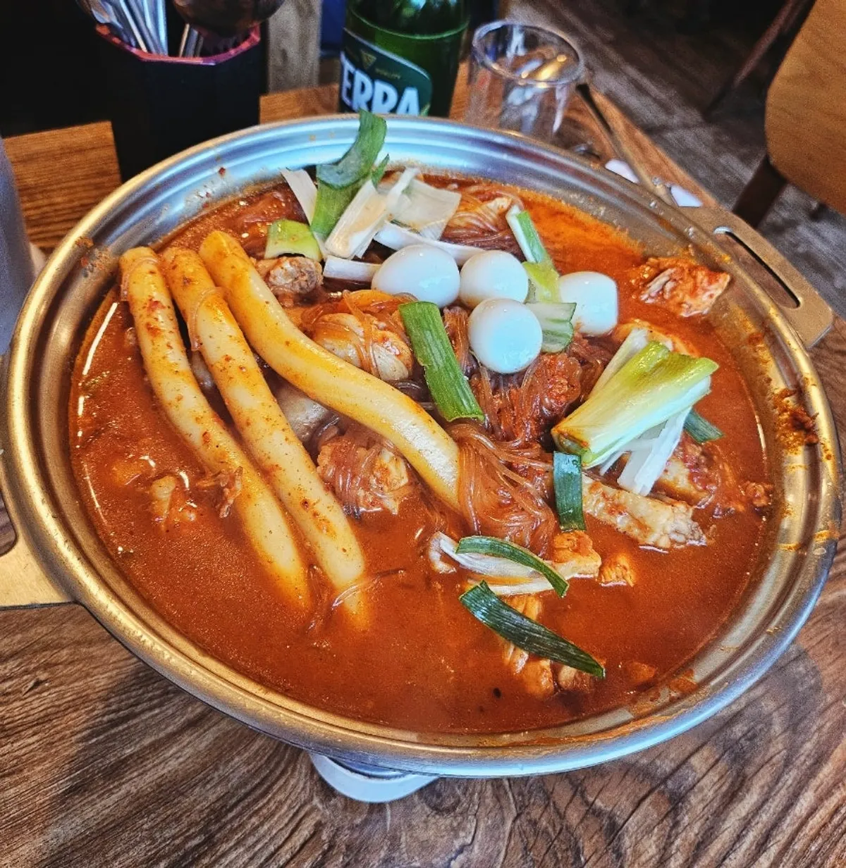 옛날 치킨집 분위기의 가게 내부