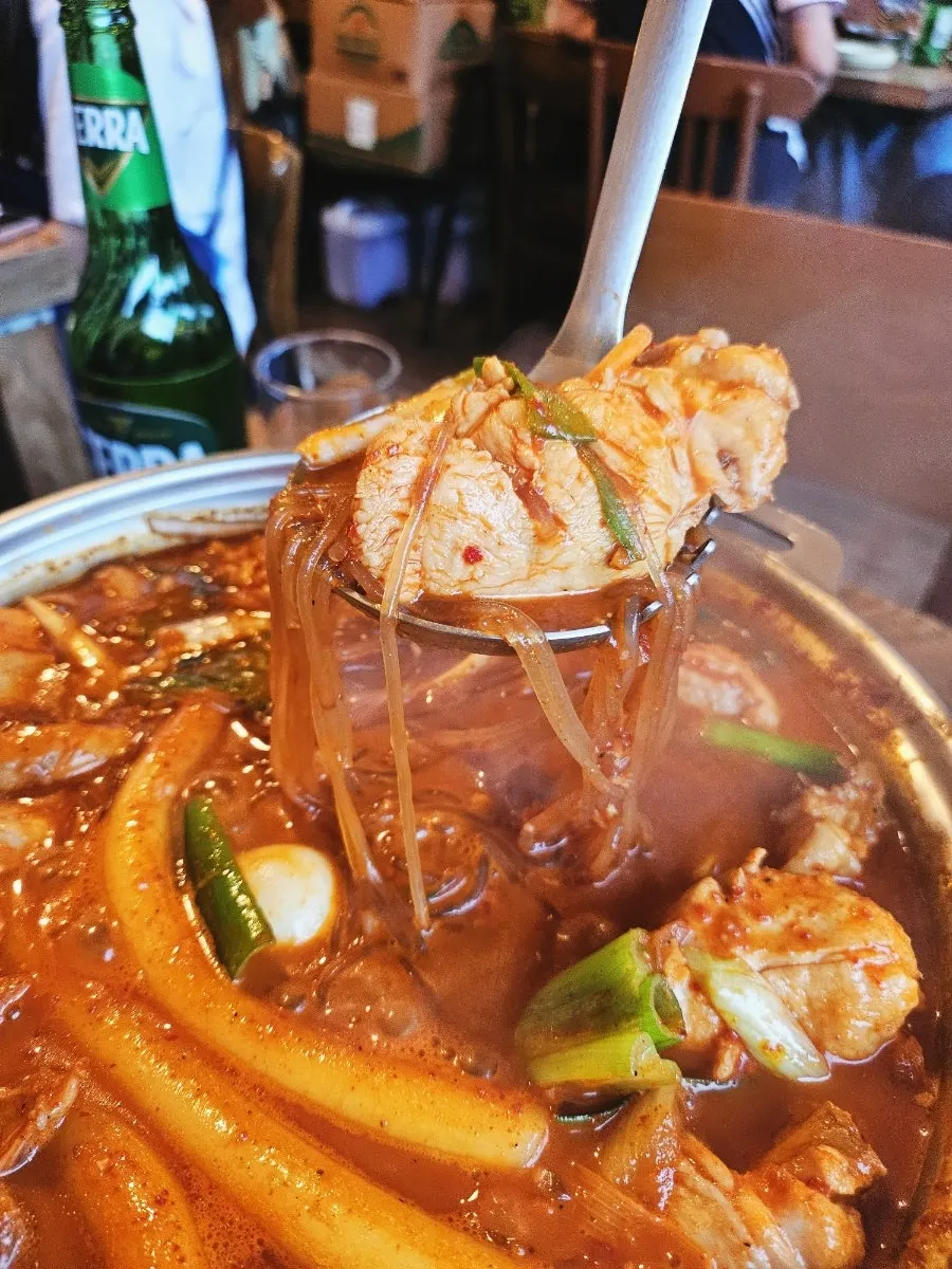 냄비 가득 담겨 나온 닭도리탕