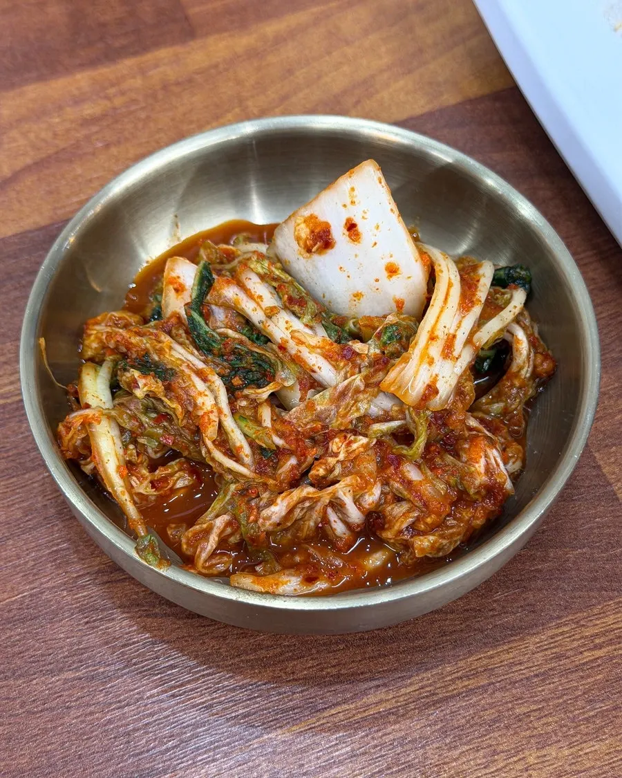 Geotjeori kimchi served with the kalguksu