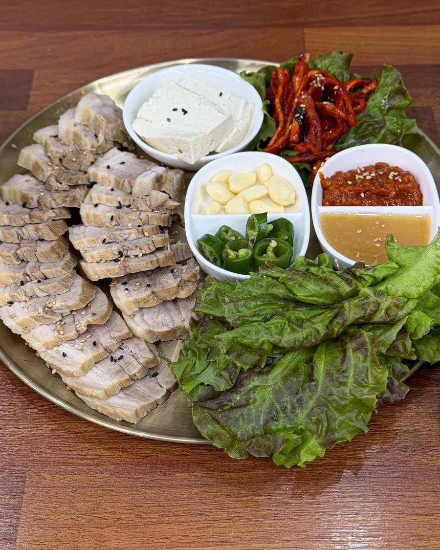 Sinseon Myeonga's small bossam spread