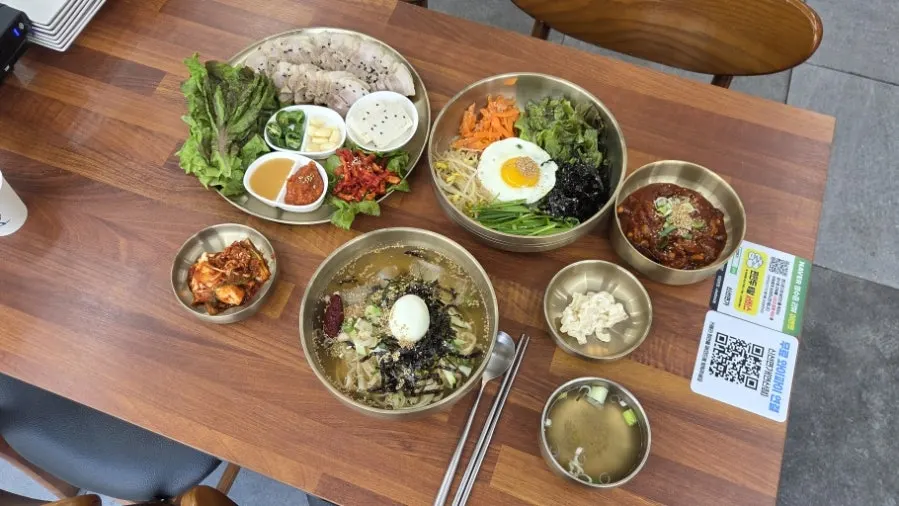 Cover image of kalguksu and bossam spread at Sinseon Myeonga in Yeonsan-dong