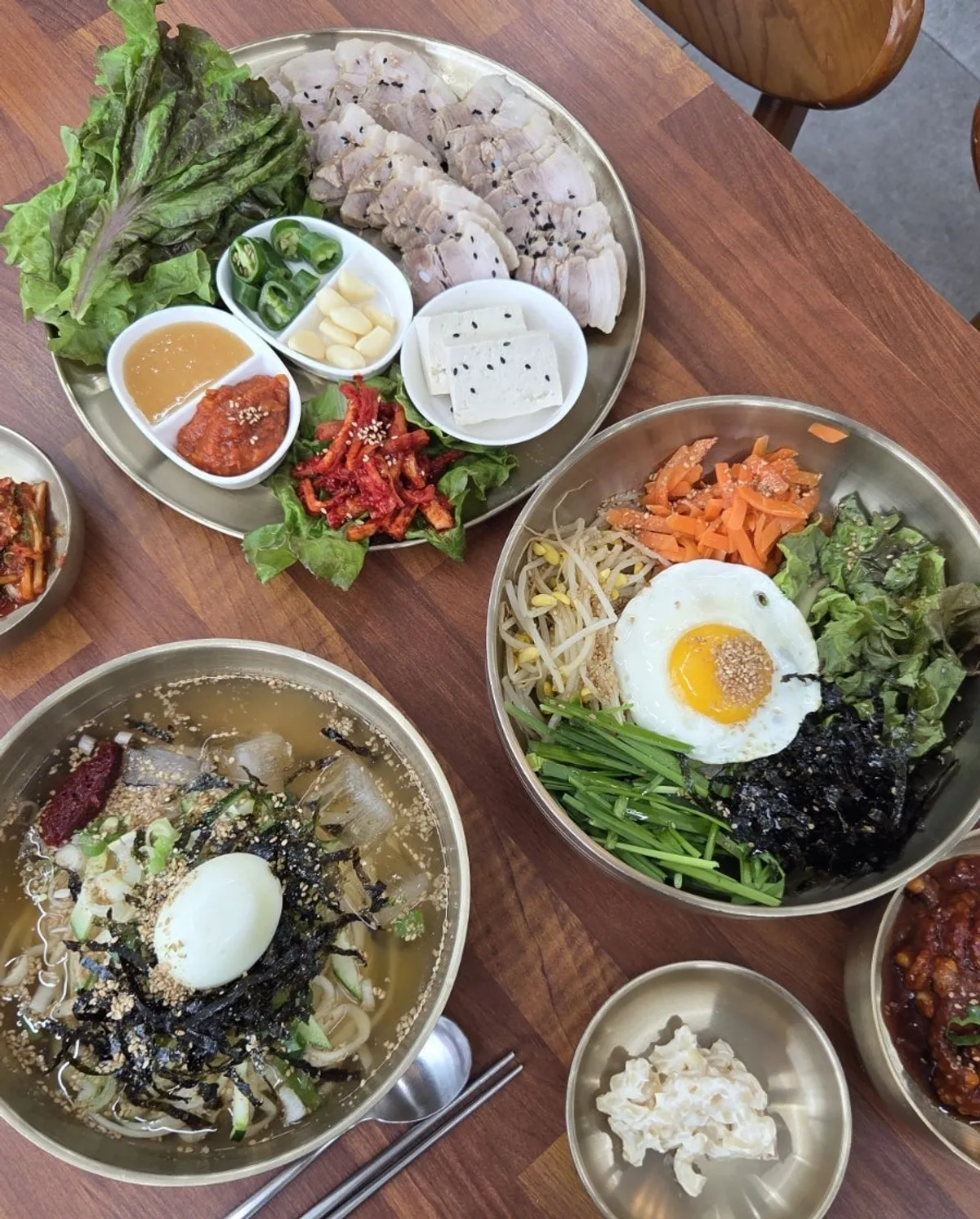 Table set with cold kalguksu and bossam at Sinseon Myeonga