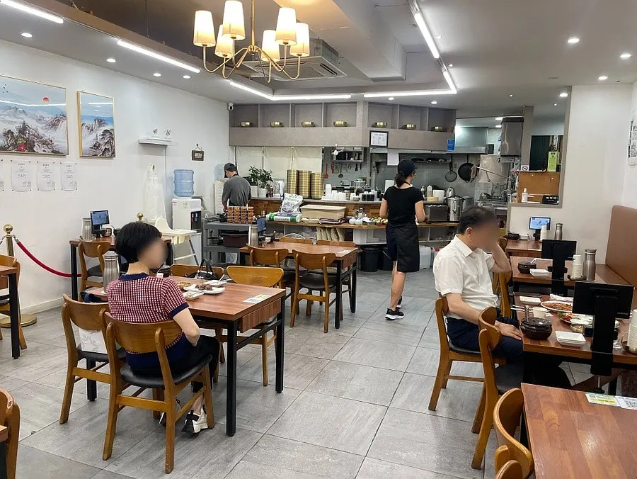 깔끔하게 정돈된 신선면가 매장 내부
