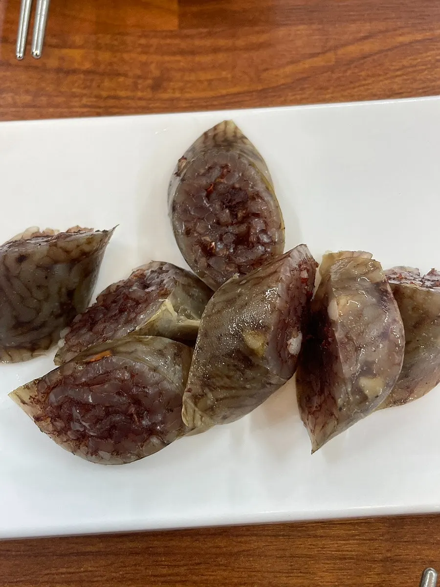 음식을 기다리며 담은 테이블 세로 사진