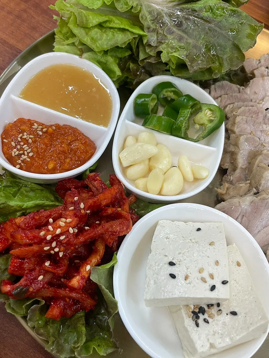 푸짐하게 차려진 보쌈한상 소자