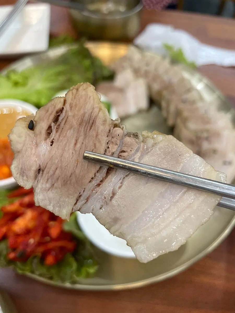 부드러운 보쌈 고기 접시