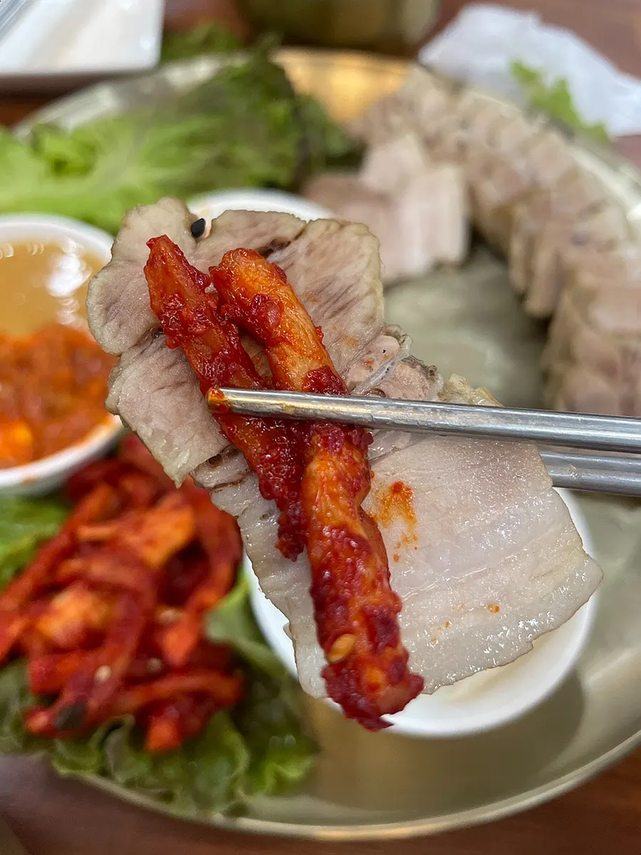 무말랭이를 올린 보쌈 한 점