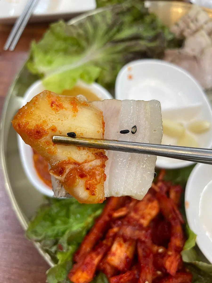 보쌈과 겉절이김치를 곁들인 한 입