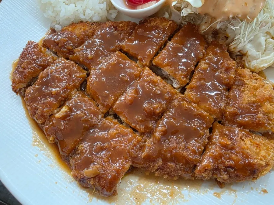 Western-style pork cutlet drizzled with sauce
