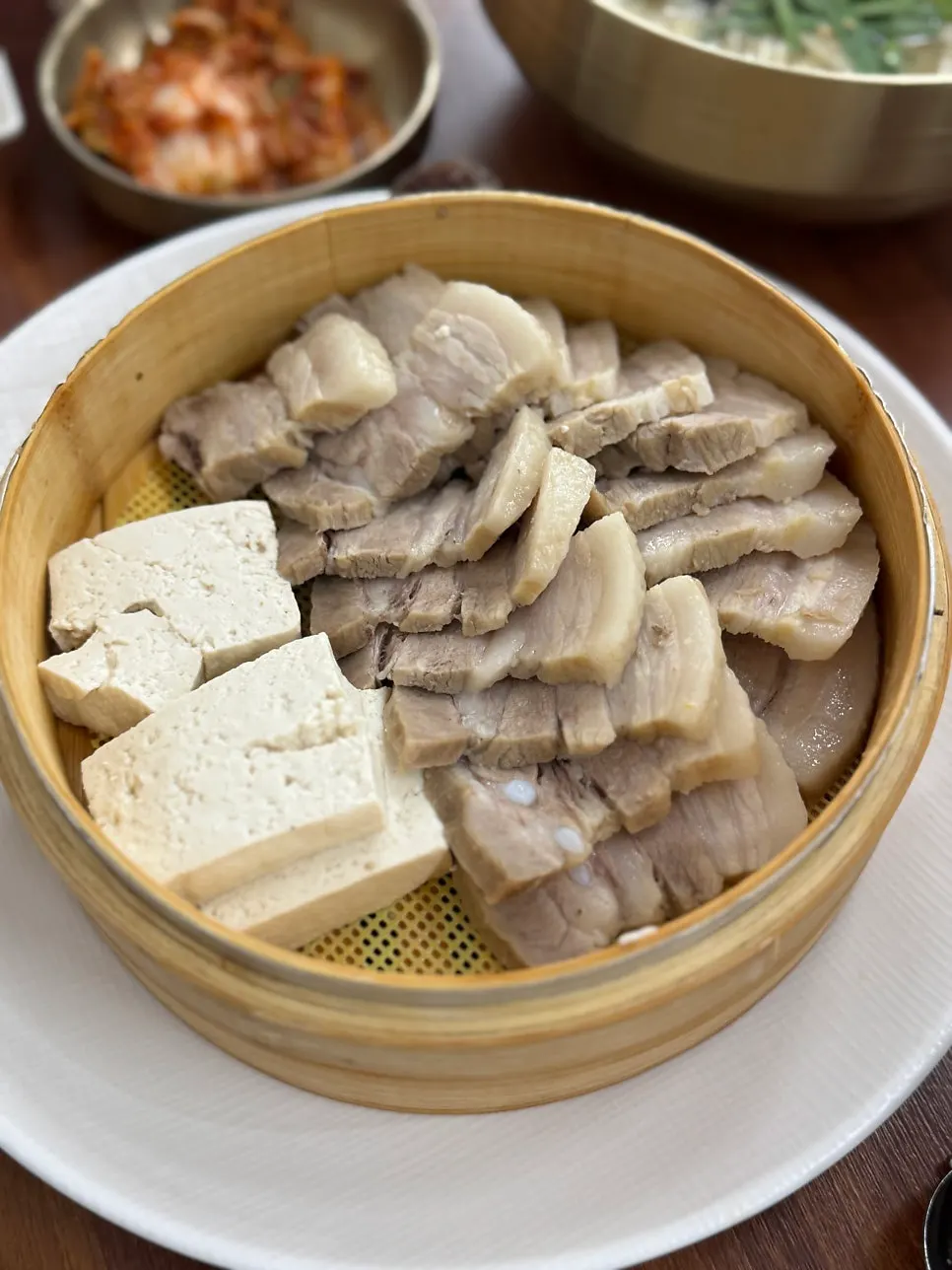 넓적한 생면 수제비 한 그릇
