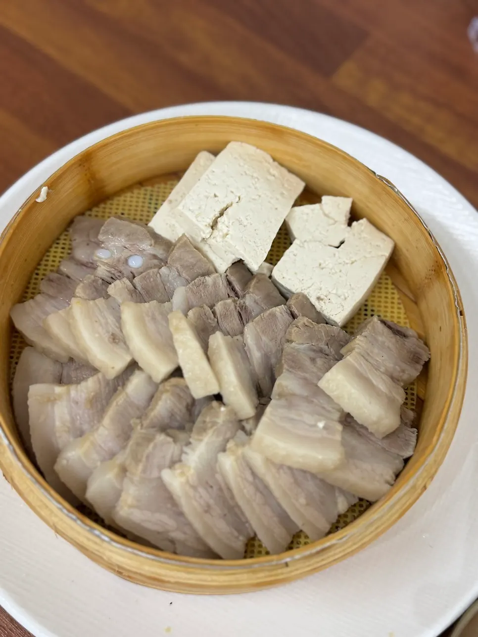 두부와 함께 나온 보쌈 접시