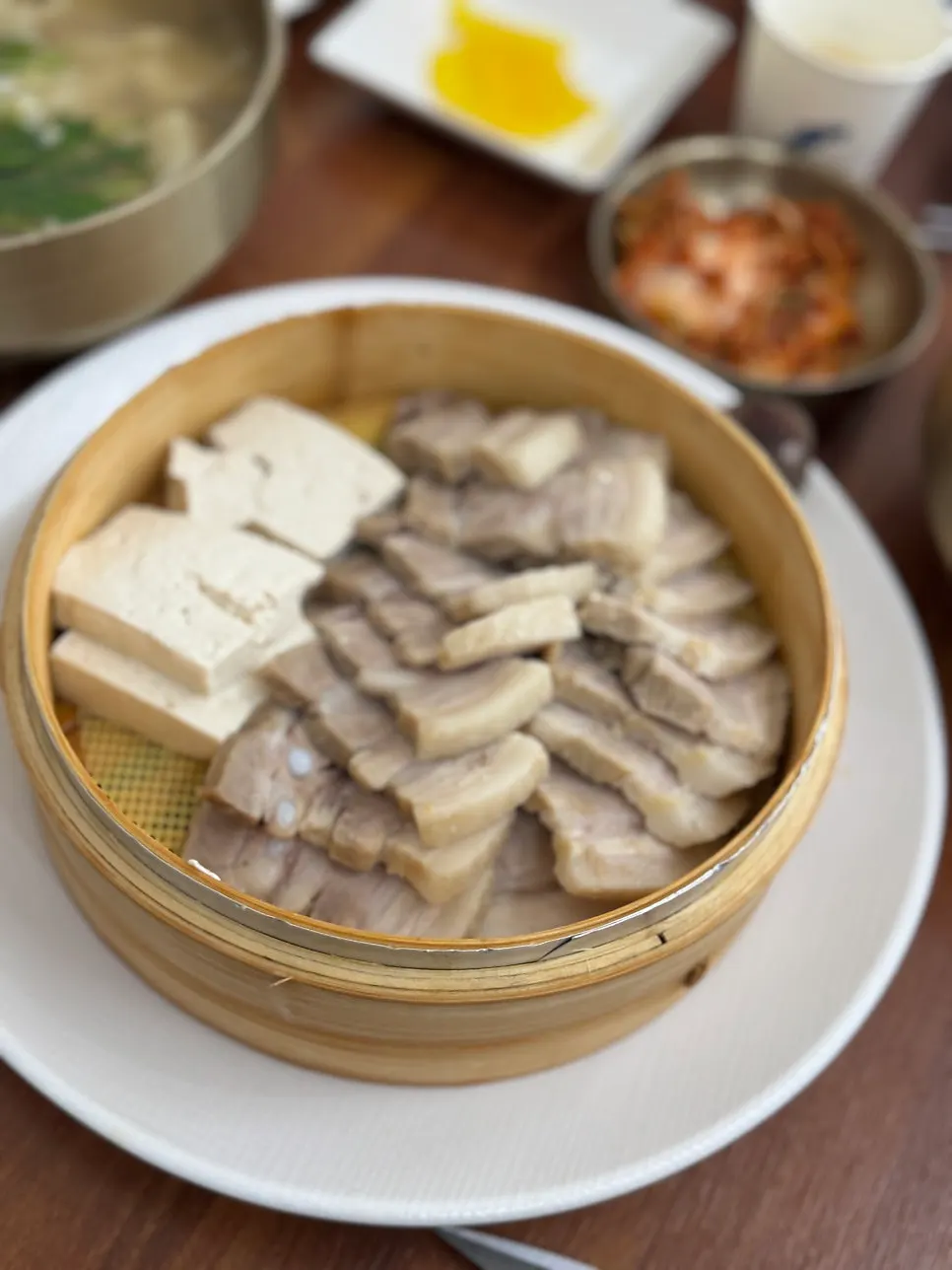 세 세트분의 보쌈이 놓인 테이블