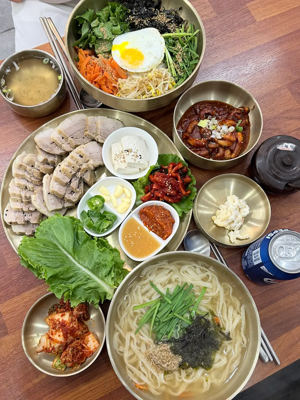 보쌈 소자와 칼국수, 낙지비빔밥이 차려진 상
