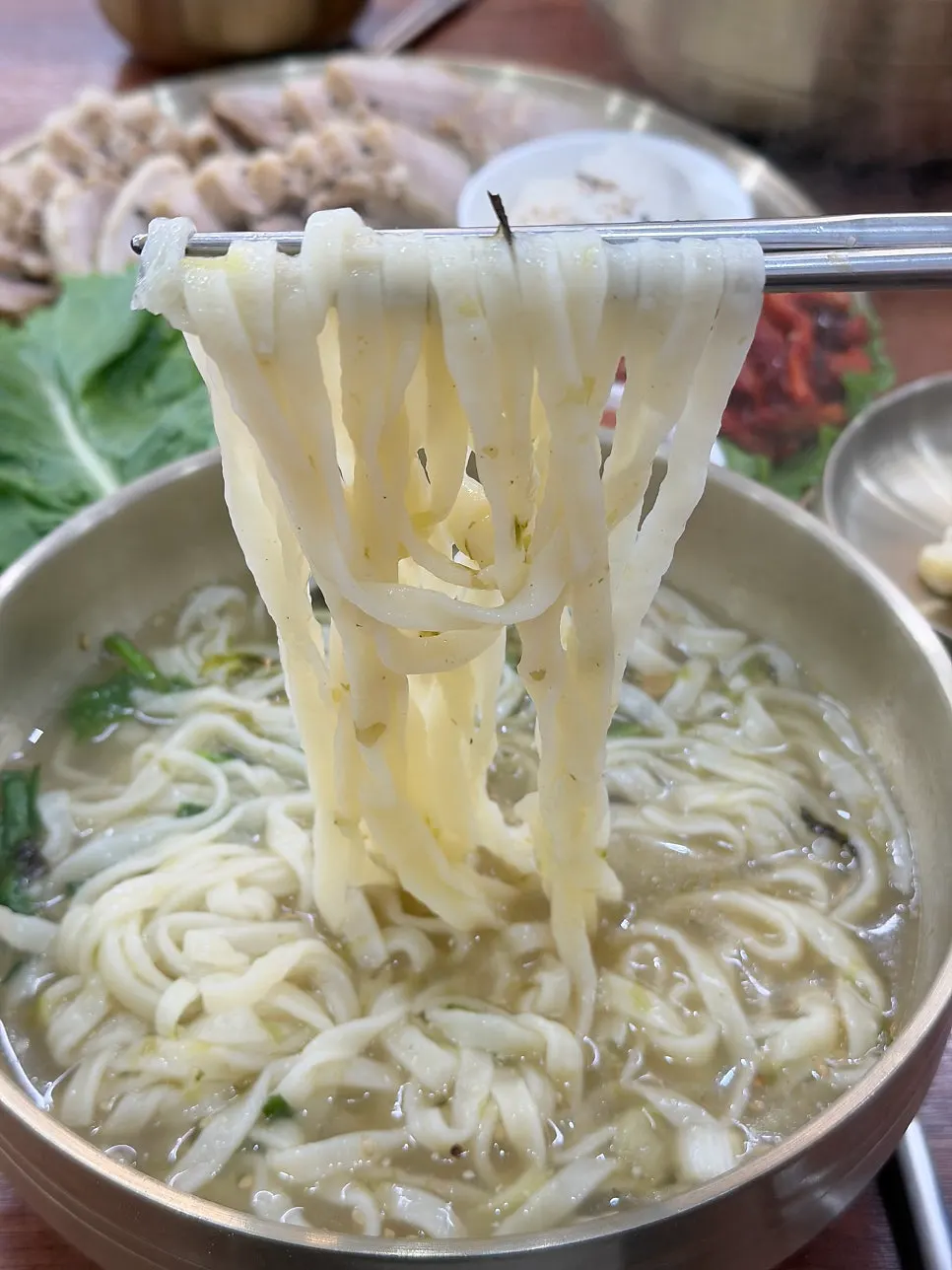 생면 멸치칼국수 면발 들어올린 모습