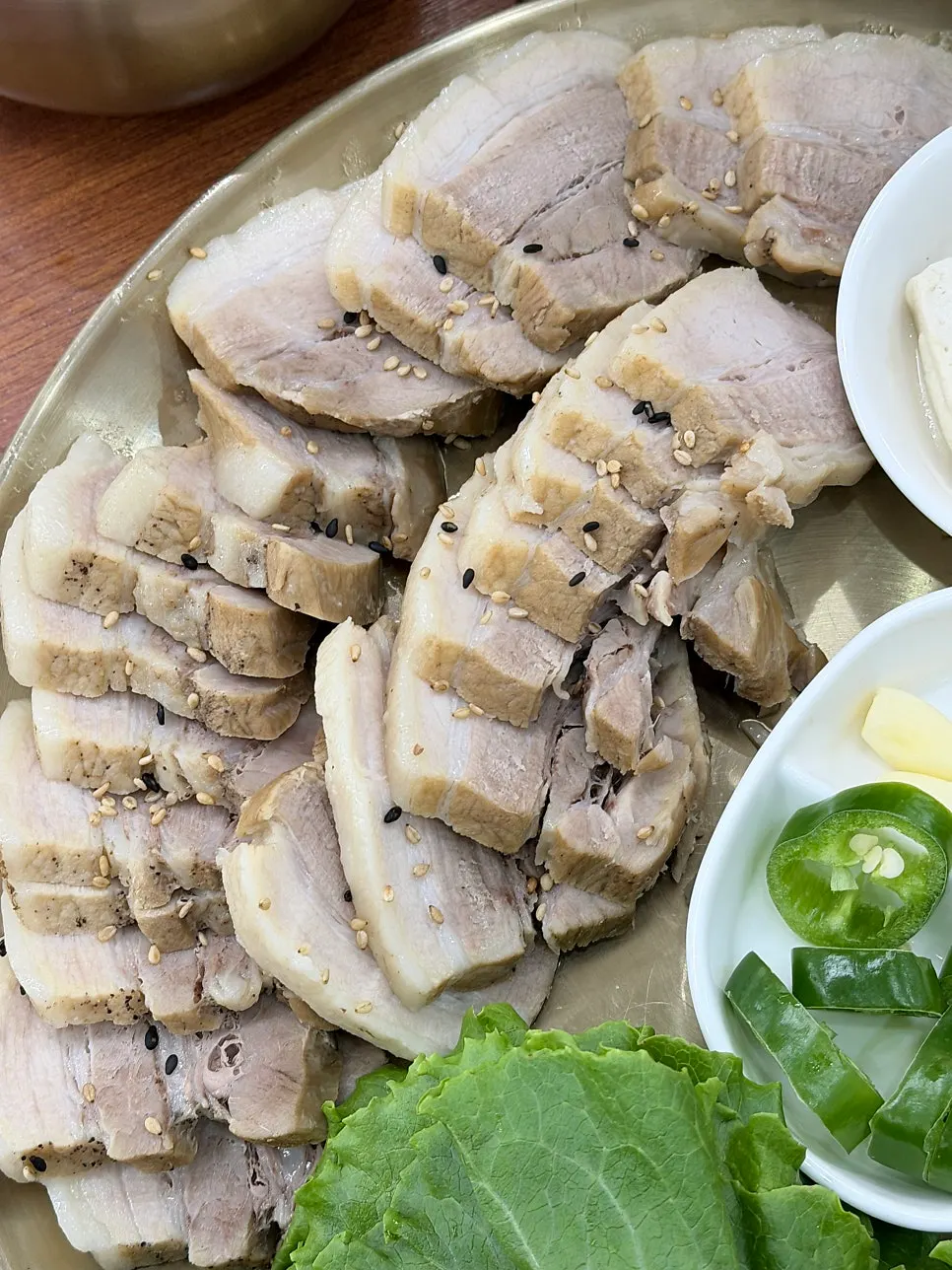 보쌈과 함께 나온 김치와 무말랭이