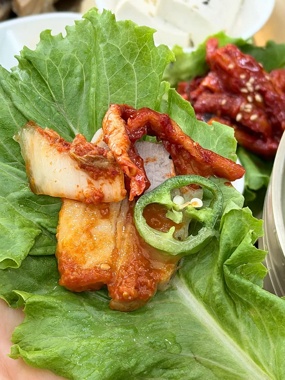 보쌈 한 점 쌈 싸 먹는 모습