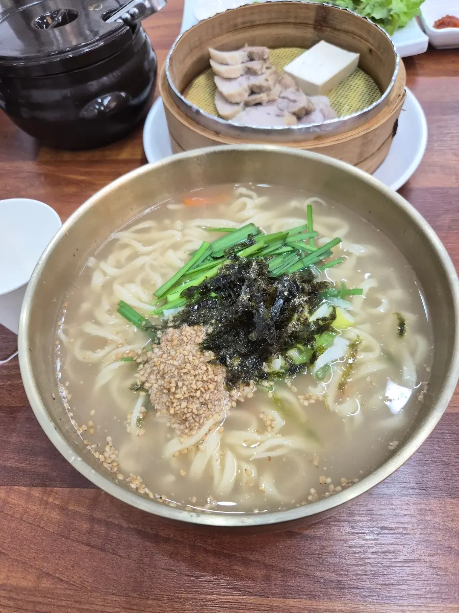 Full kalguksu-bossam set meal