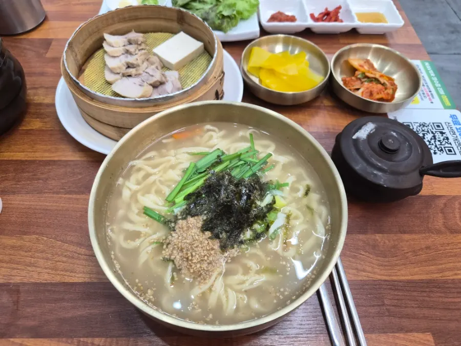 Kalguksu with a tasting portion of bossam