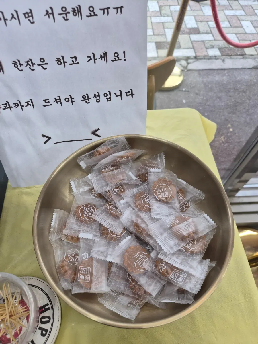 Self-service bar for refilling kimchi