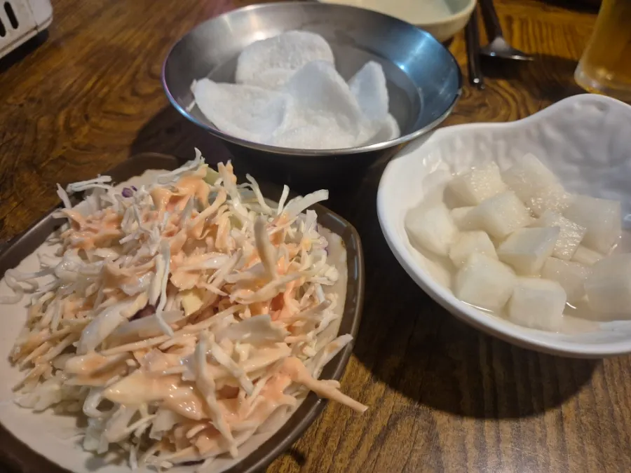Ensalada de repollo con caeyonesa y chips de camarón de la mesa básica