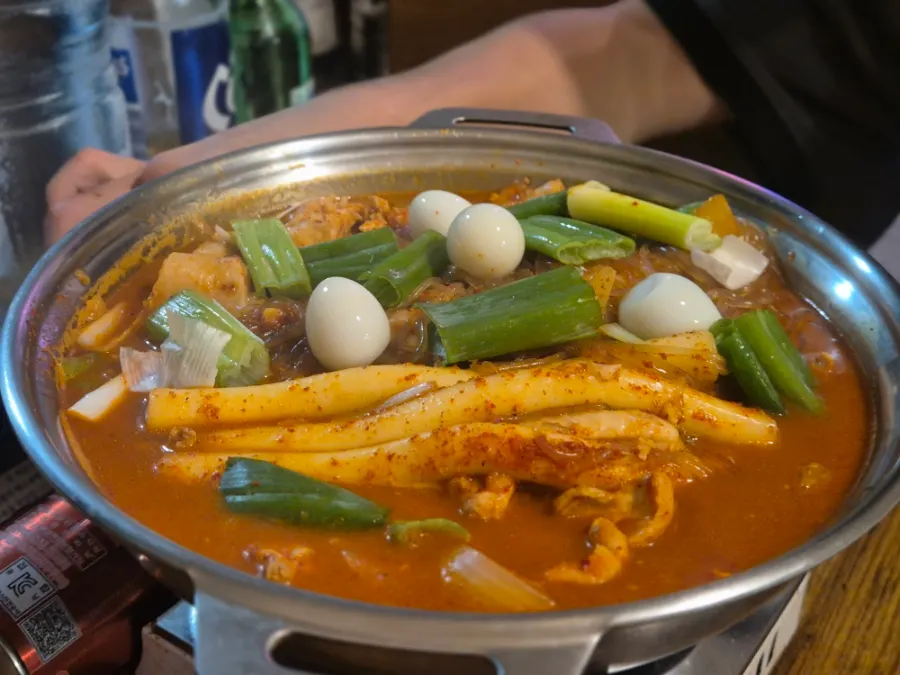 Una olla de dakdoritang con tteok y huevos de codorniz