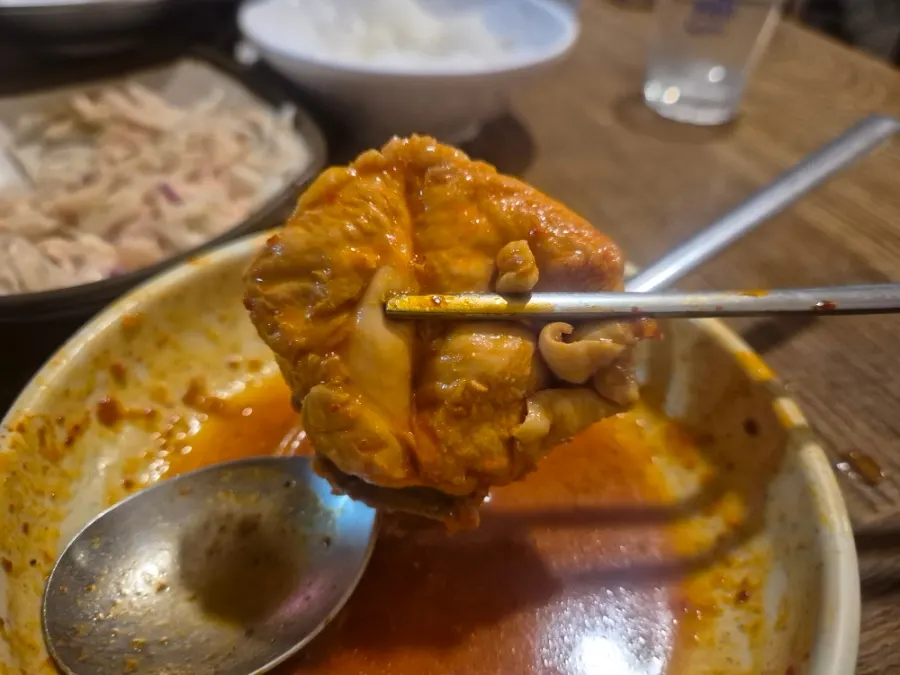 Un trozo tierno de pollo del dakdoritang
