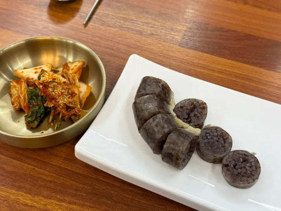 밑반찬으로 나온 찰순대와 겉절이 김치