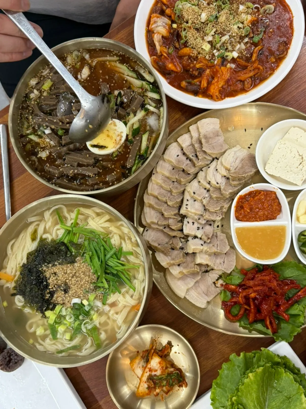 직화 낙지와 보쌈 세트가 차려진 한 상