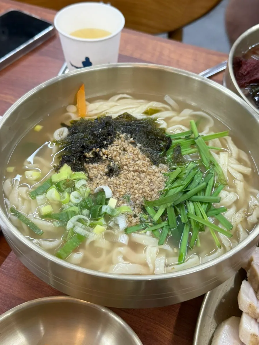 멸치칼국수와 묵사발이 놓인 상차림
