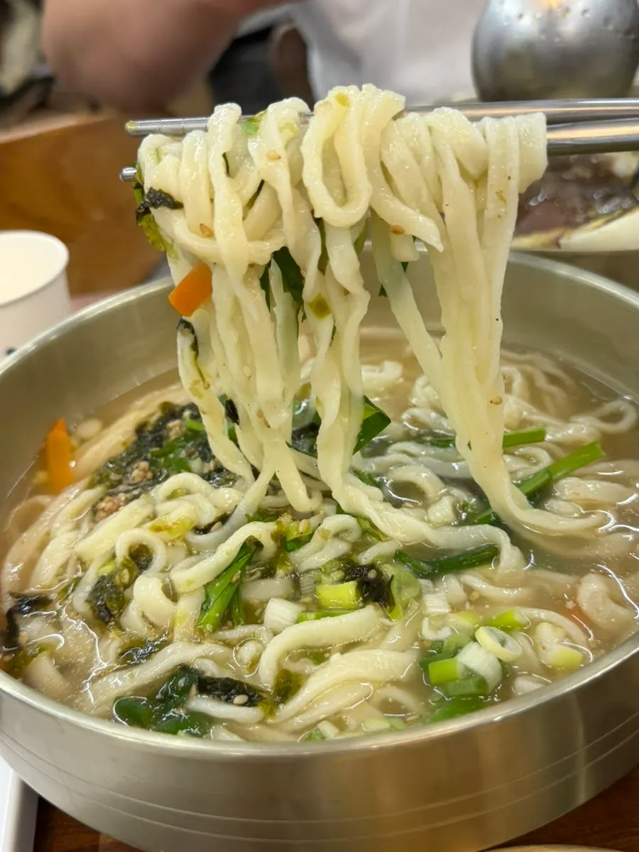 국물이 진한 멸치칼국수 한 그릇