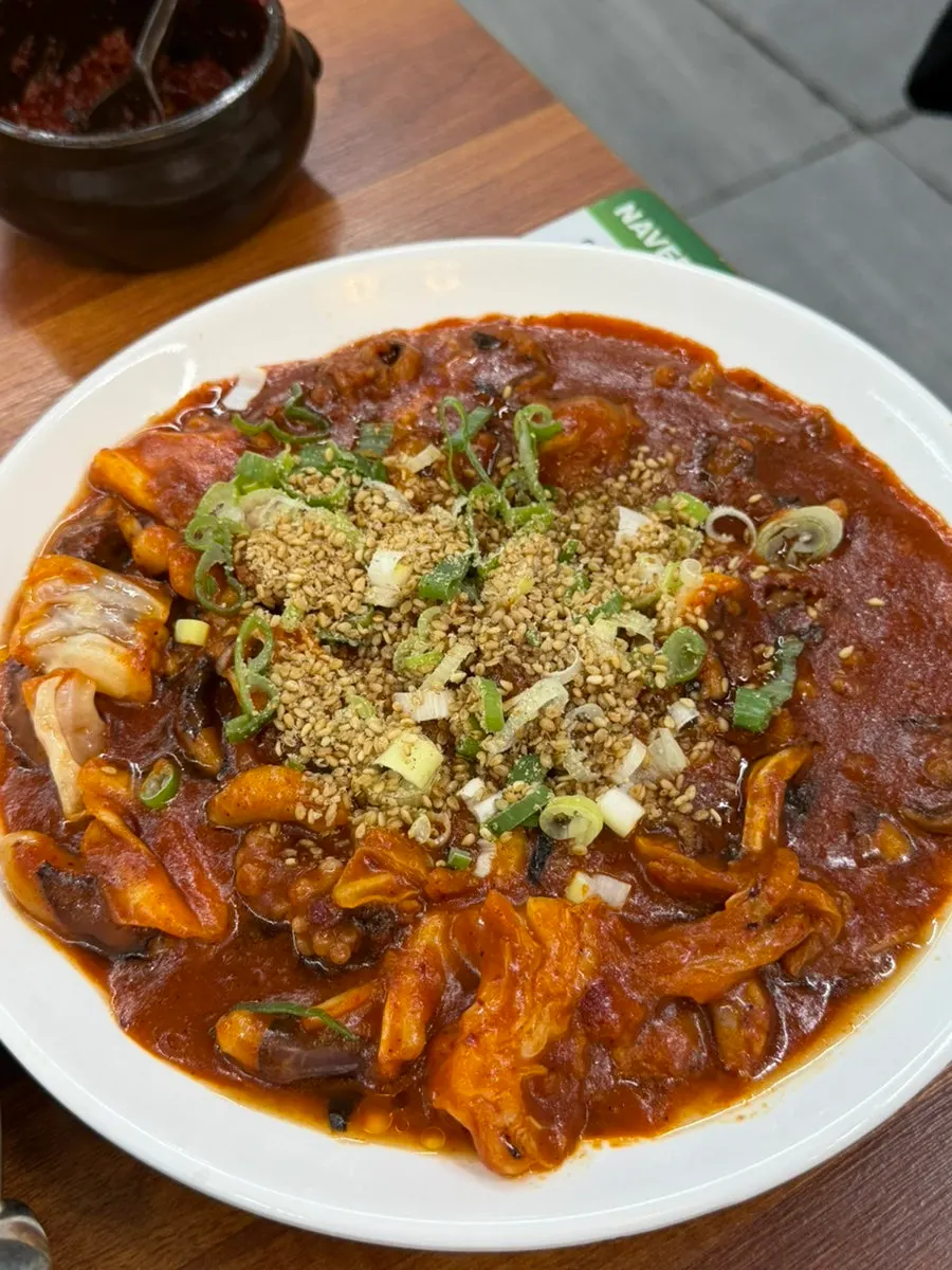 보쌈에 곁들인 두부와 김치