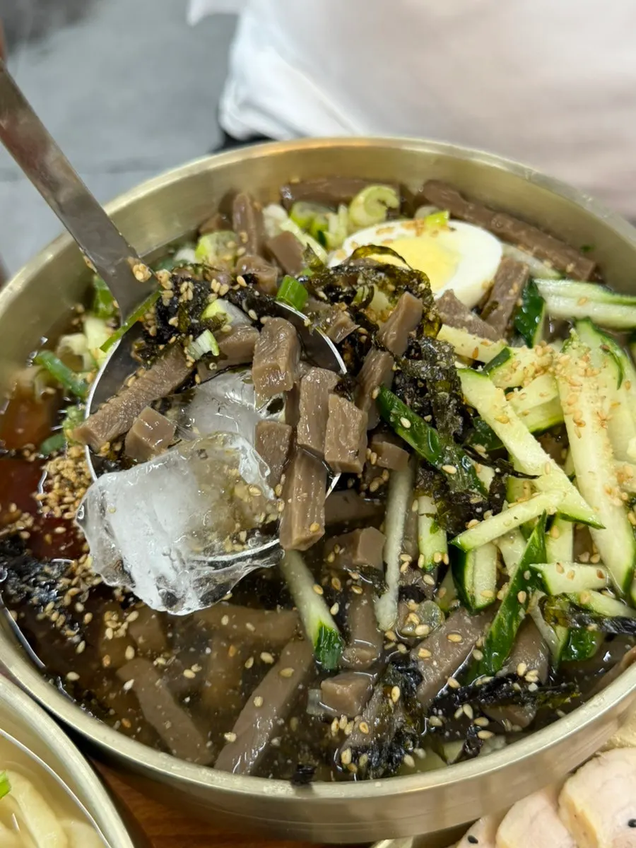 매콤한 직화 낙지 접시 근접