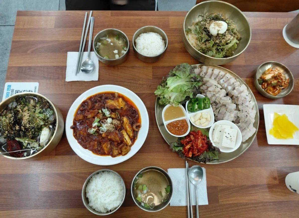 Sinseon Myeonga octopus bossam set table spread