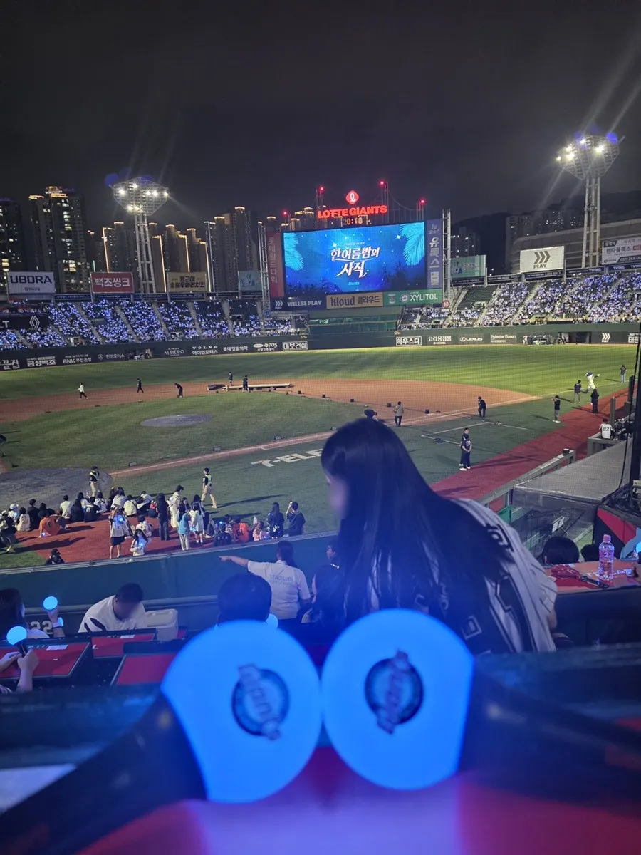 사직야구장 사직의 밤 응원봉 물결